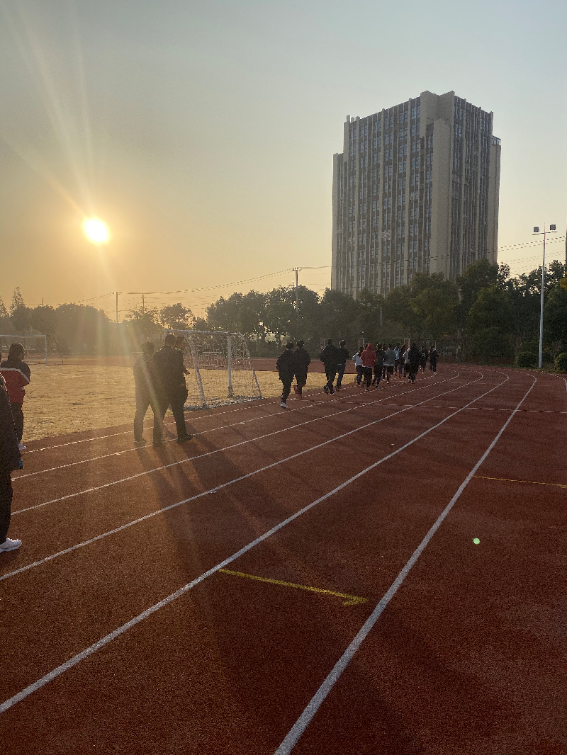 阳光晨跑,谱写初三的健康乐章